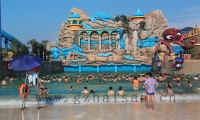 在建造水上乐园时如何进行施工安全管理？